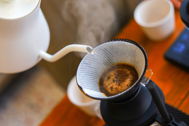 ハンドドリップで丁寧に淹れてくれます