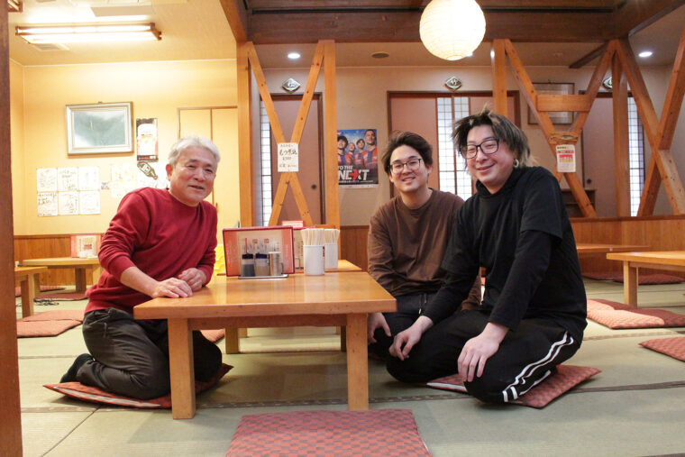 代表の鏑城義徳さん（左）とスタッフさん。まるで家族写真のような温かな雰囲気だ