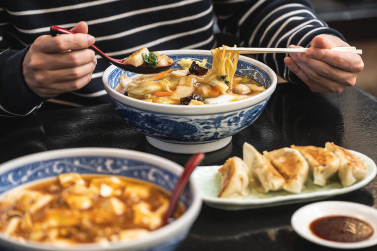 具材たっぷりの『五目ラーメン』（写真上・1,250円）