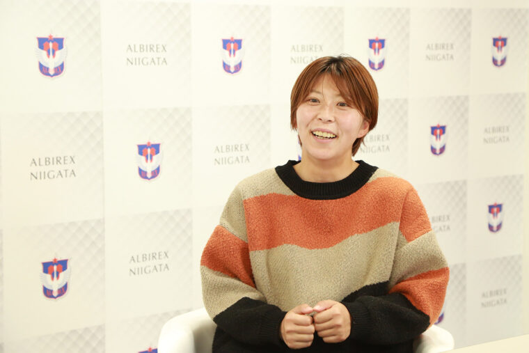 「新潟県に入ってから新潟市内に着くまでが長くて…、新潟県の大きさに驚きました（笑）」とアルビレックスレディースの江﨑杏那選手