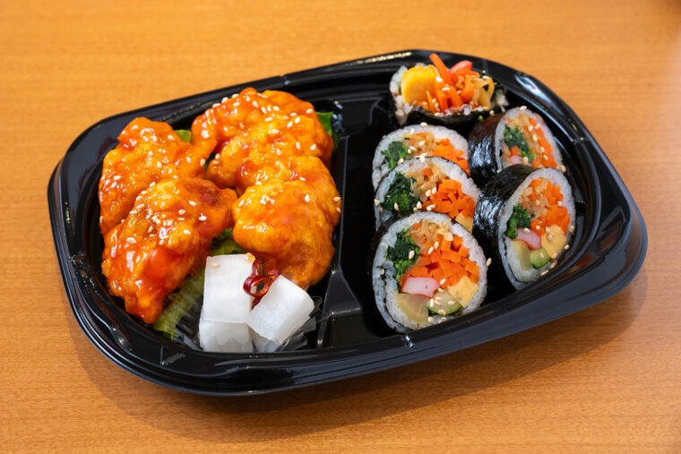 『ハーフ&ハーフ （7種具材のキンパ&ヤンニャムチキン ）』（928円）