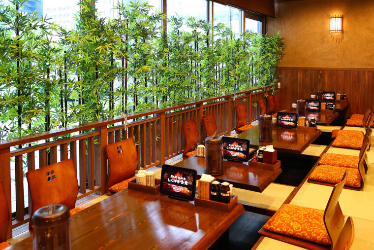 靴を脱いで上がる小上がりはリラックスできる掘ごたつ式