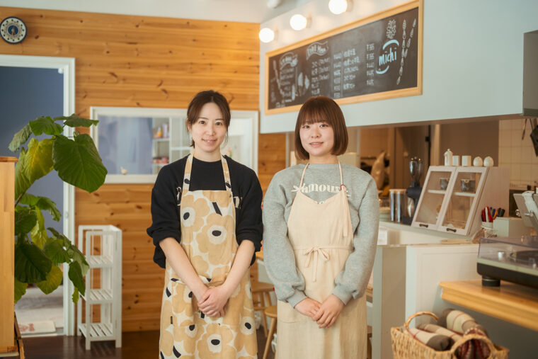 「店内でゆっくりお過ごしください」とほほえむ店主・佐藤さん（左）とスタッフさん