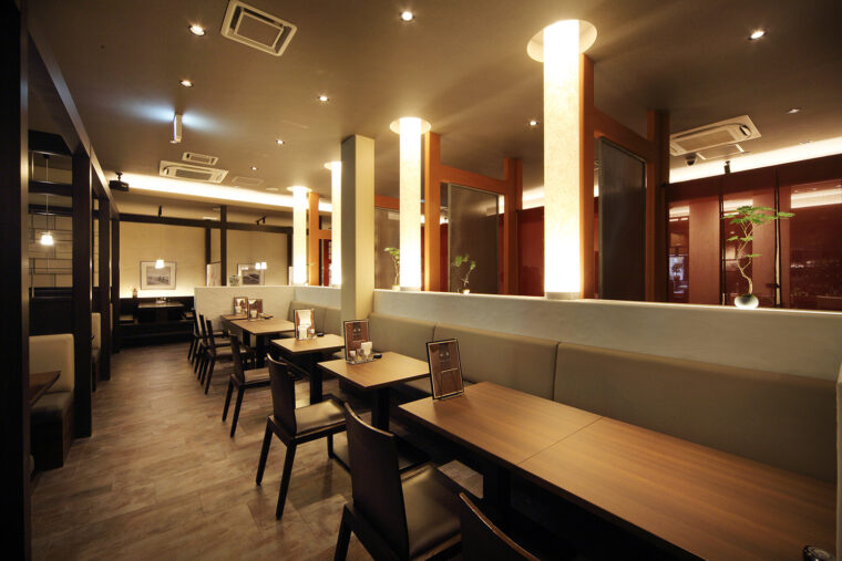 テーブル席や小グループにぴったりの半個室を完備