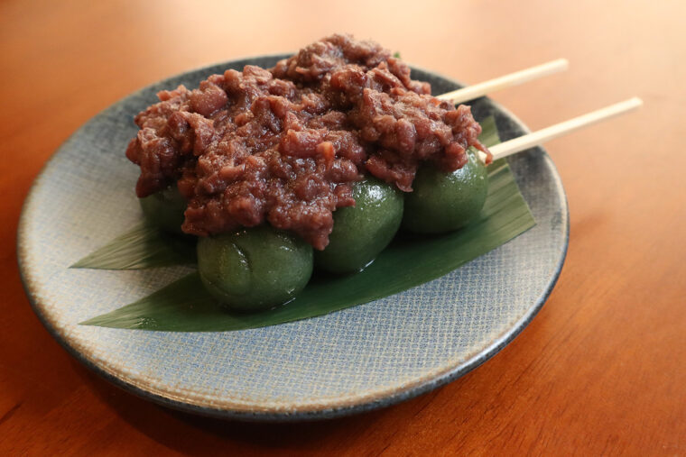 一番人気の団子『新潟笹串団子』（1本220円）。団子は通常の4種＋期間限定1種の計5種を用意