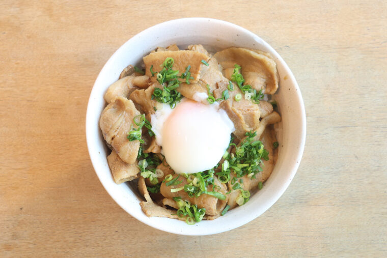 やわらかいお肉と甘じょっぱいタレでご飯との相性が抜群な『焼肉丼』