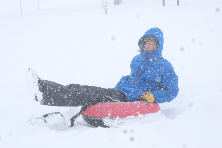 スキーはすべれないけど、特別にチュービングをさせてもらいました。雪遊び専用キッズパークではソリやチュービングが使い放題