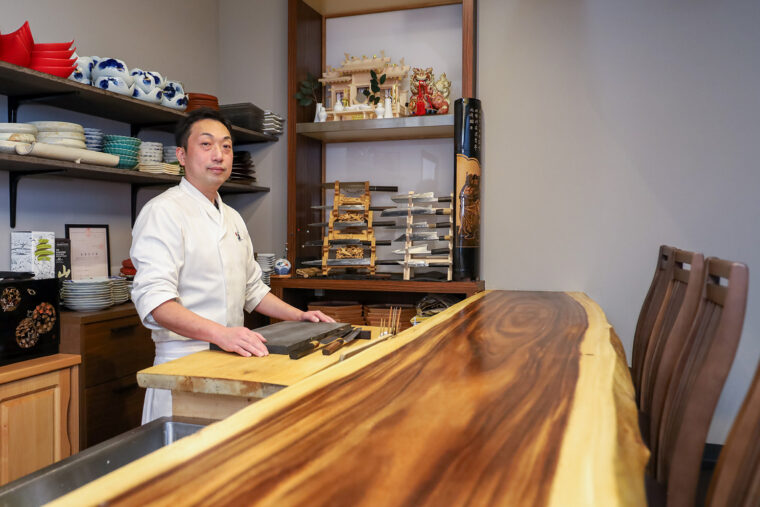 一枚板を使用したカウンターに座れば、小山さんとの会話も弾む