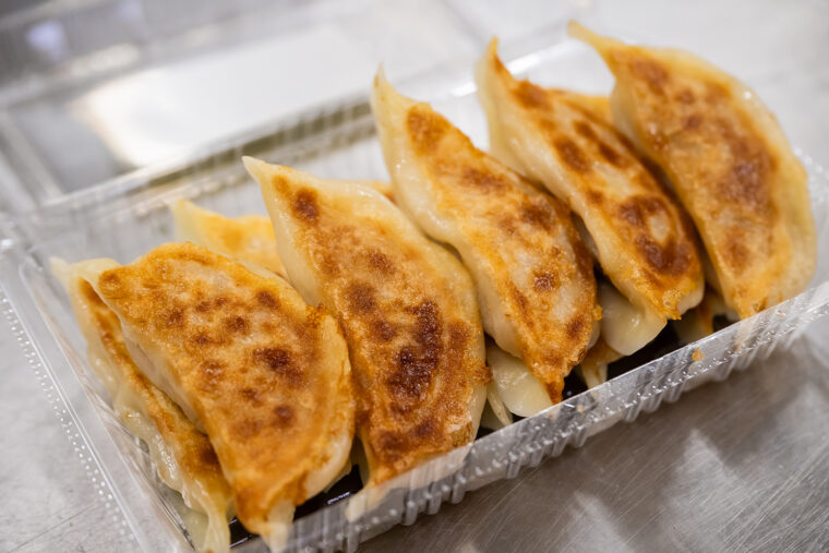 一番人気メニューの『焼き餃子』（10個750円）。『野菜餃子』と『きのこ餃子』もある