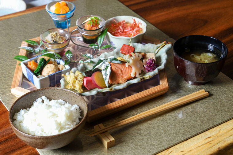県内でとれた海の幸、山の幸を凝縮した彩り豊かな『日替わり和食御膳』（1,700円）