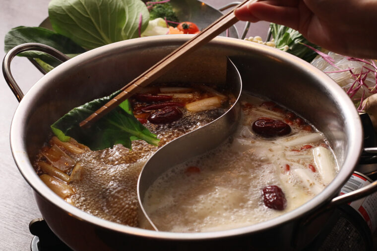 『ヘルシー薬膳火鍋』（1人前2,950円）。最後の一滴まで楽しみたくなるスープ