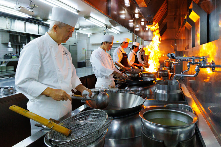 中国や香港での調理経験を持つ中野好夫総料理長（手前）