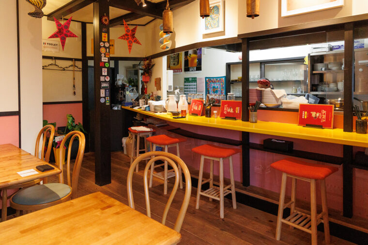 カウンター席とテーブル席を備えた異国情緒を感じる店