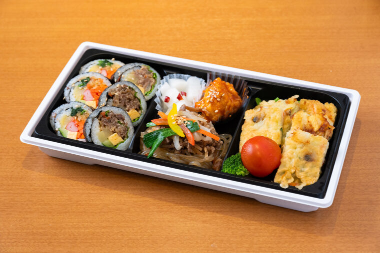 『2種キンパの彩り膳』（1,080円）