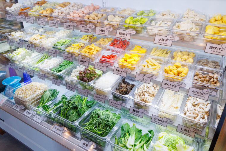 ショーケースには種類豊富なトッピングが並ぶ