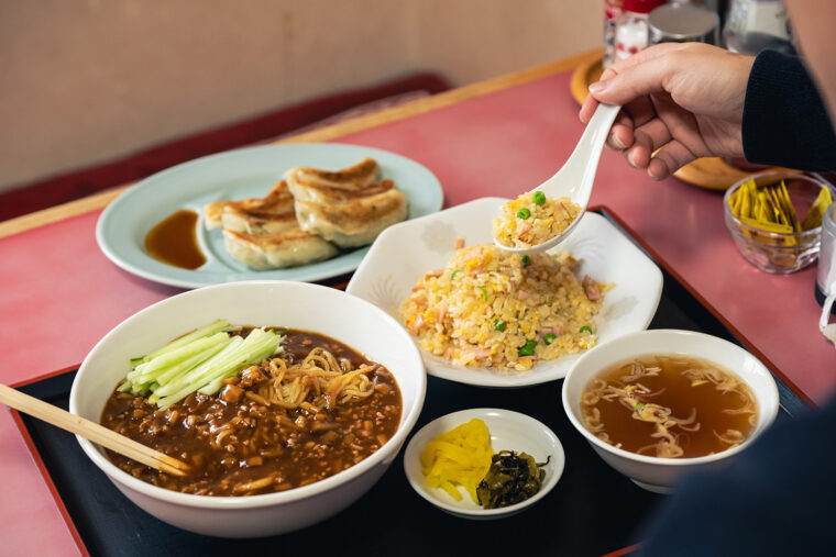 『ザージャーメン』に『半チャーハンセット』（495円）と『餃子』（600円）をプラス