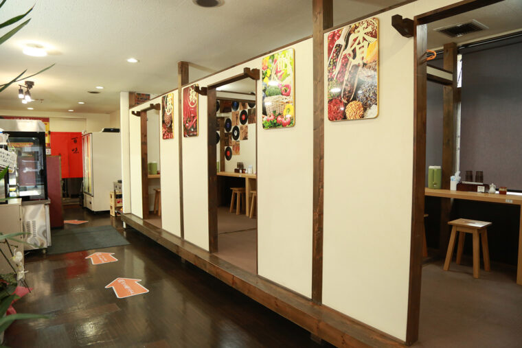 カウンターからテーブル、小上がりまで幅広い席を用意