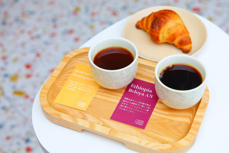 『飲み比べセット』（イートイン限定・1,300円）と『発酵バター香るクロワッサン』（330円）