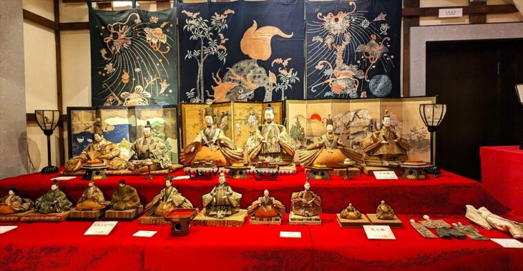 おひな様のバックの筒描（つつがき）の藍染も味わい深い。ぜひ注目を