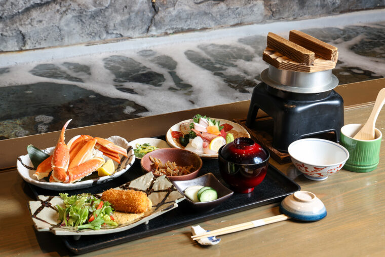 茹でガニをもっともリーズナブルに味わい尽くせる『茹で蟹定食 朱鷺』（3,300円）