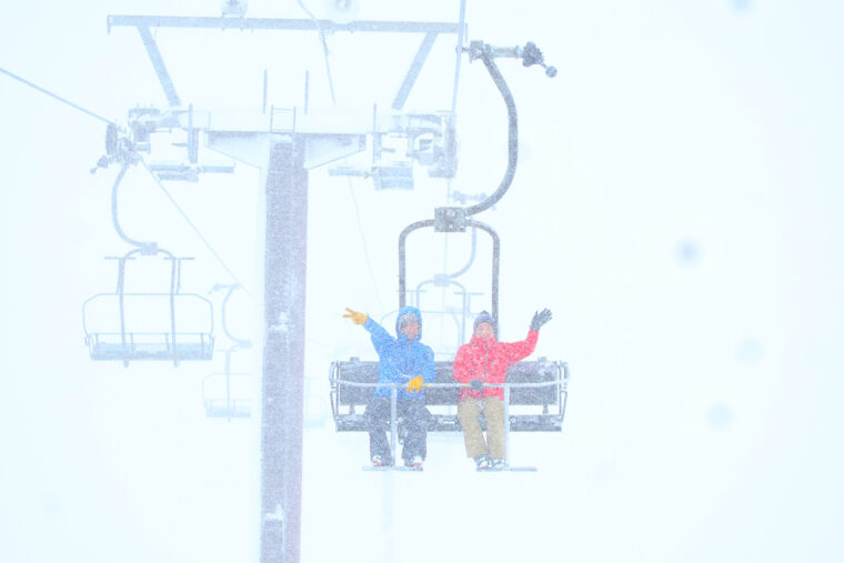 第２クワッドリフトも完成して広くなったキューピットバレイ。吹雪だけどリフトに乗るのは楽しい！ 市長もにこにこ