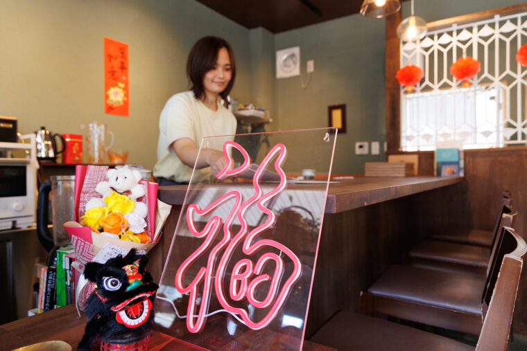 台湾の小物で装飾された店内