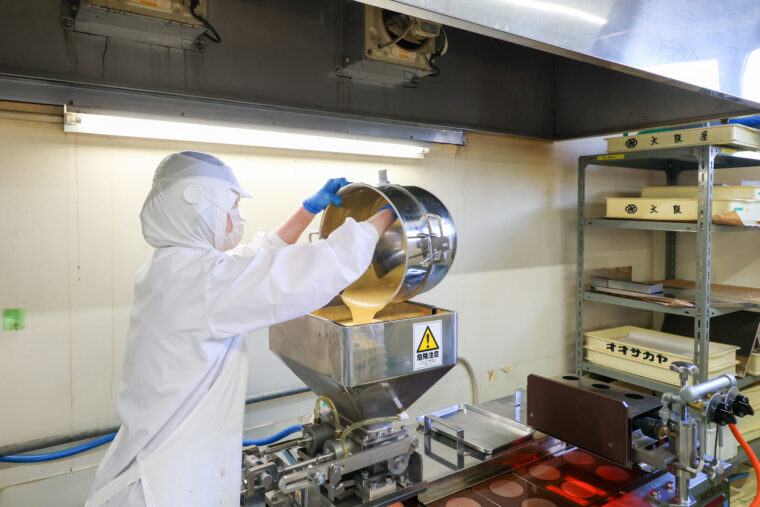 タンクへ生地を注いで…