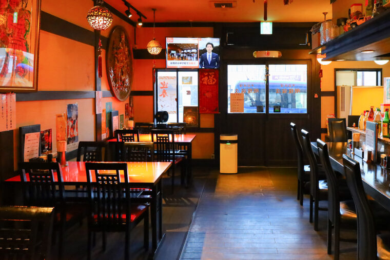 赤いテーブルと装飾から本格中華の雰囲気が漂う店内