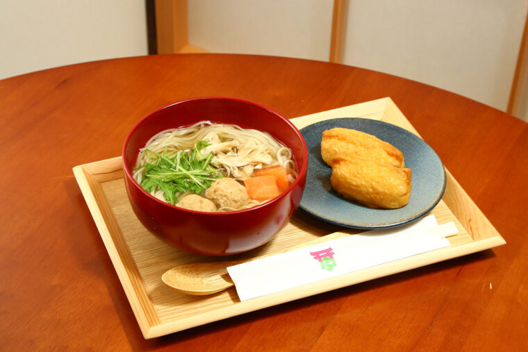 『稲庭うどん 鶏だんご おいなりさんセット』（1,200円）