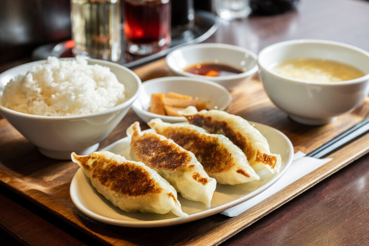 ふっくらと焼き上がったジャンボサイズの餃子に食欲をかき立てられる『大餃子定食』（780円）