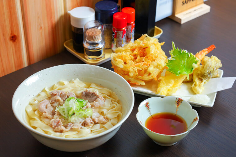 『相馬さん家の肉うどん』（950円）と『天盛り単品』（800円）