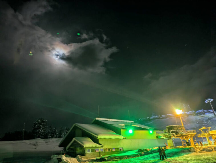 2月22日（日）までの土曜、祝前日はナイターもやってるよ。また敷地内には日帰り温泉、ゆきだるま温泉久比岐野もあるよ