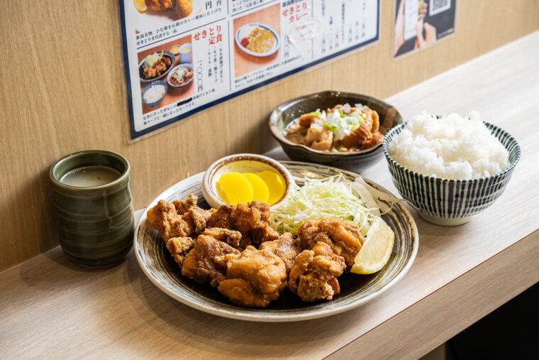 『せきとり定食』（1,000円）は出張中のビジネスマンや観光客から絶大な人気を誇る注目メニュー