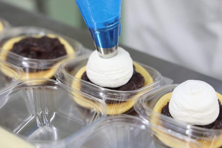 さらに特製クリームをまん丸に絞ります