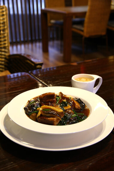 ボリュームたっぷりの『豚角煮のあんかけ飯』