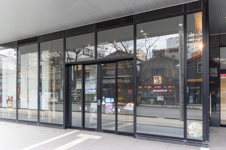 けやき通りに面したLEXN 1の1階にある