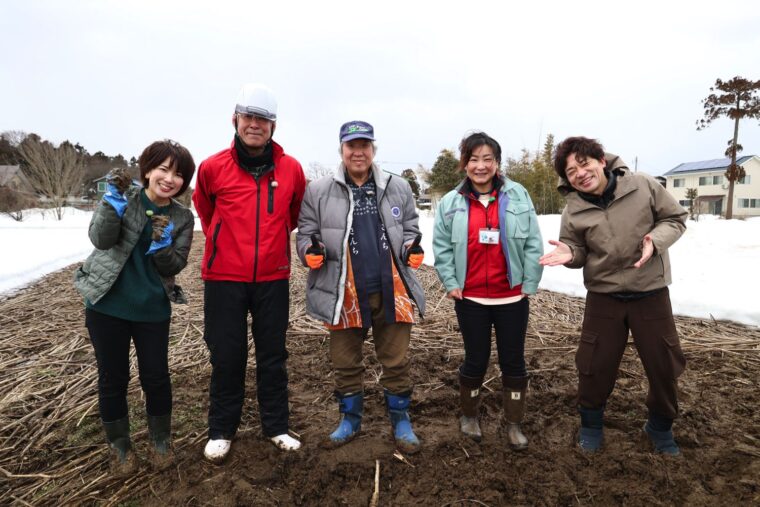 百姓や本舗の上野さん（写真中央）と五十嵐さん（写真左から2番目）、JAえちご上越の鳥越さん
