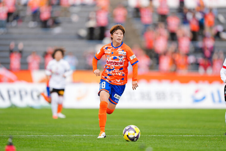 武器であるスピードを利用した裏への抜け出しでチャンスを生み出す江﨑選手