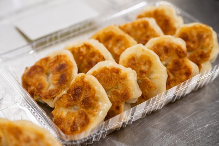 『小籠包』（10個900円）。隙間なく丁寧に包まれた薄皮の中には肉汁がたっぷり