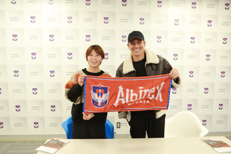 モラエス選手と江﨑選手のサイン入りグッズを1名様にプレゼント！