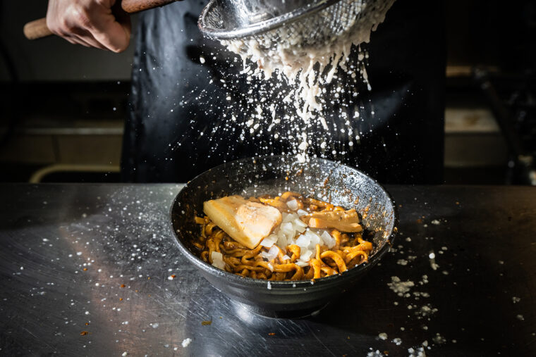 上質な背脂を豪快に振りかける！！！