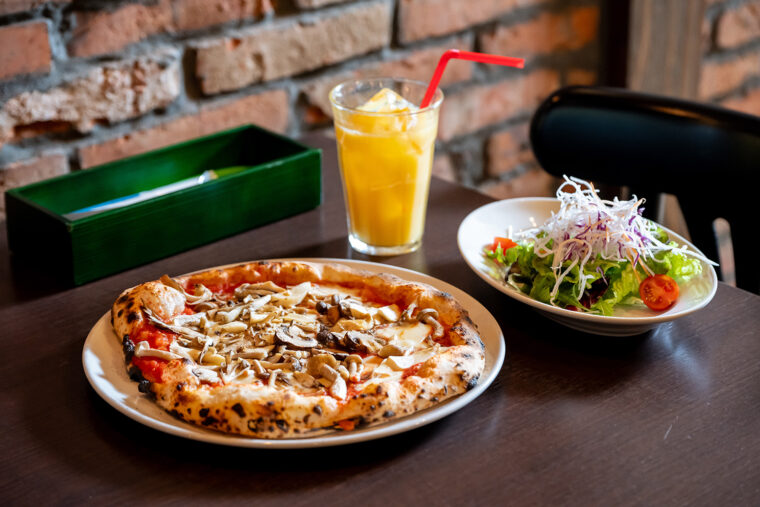 『ピッツァランチ』（1500円〜）。『色々キノコ』はプラス220 円、オレンジ ジュースはプラス150円