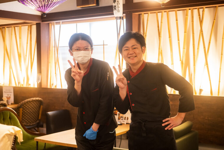 お店を切り盛りする西方さん兄弟。ノリノリでピースしてくれました！