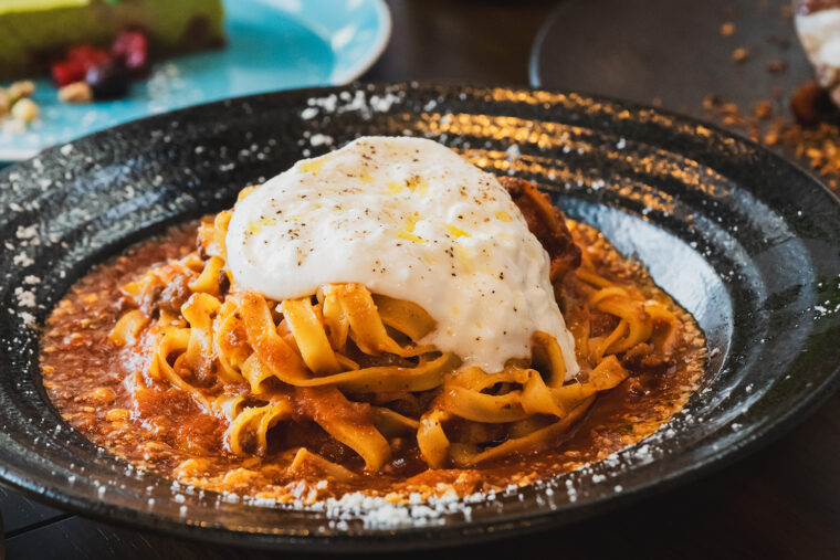 『ブッラータチーズ乗せボロネーゼ』（1,980円）