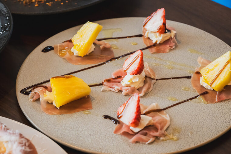 『生ハムとサラミの盛り合わせ』（1,386円）