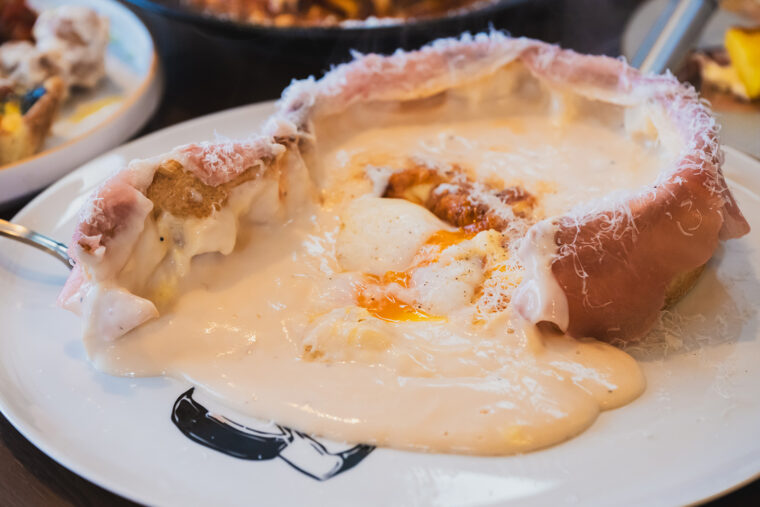 『生ハム温玉シカゴピザ』（2,178円）