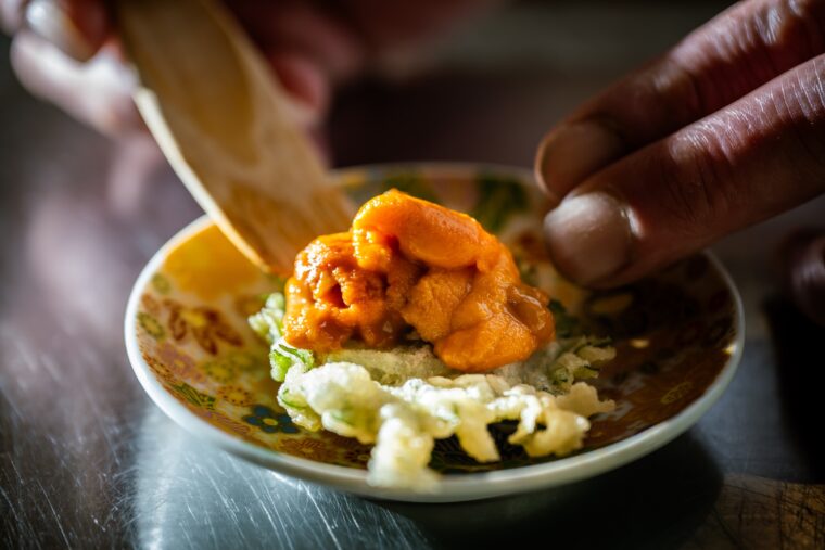 オリジナルメニュー『雲丹を乗せた長芋と紫蘇の天婦羅』