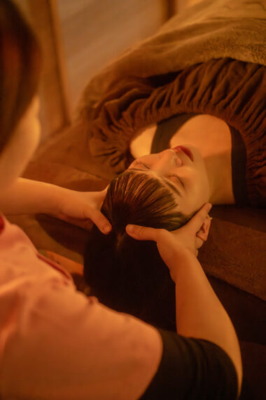 こめかみのあたりを押さえられて、思わず「わ！」と声が出た場面も。頭皮、意外に凝っているんです