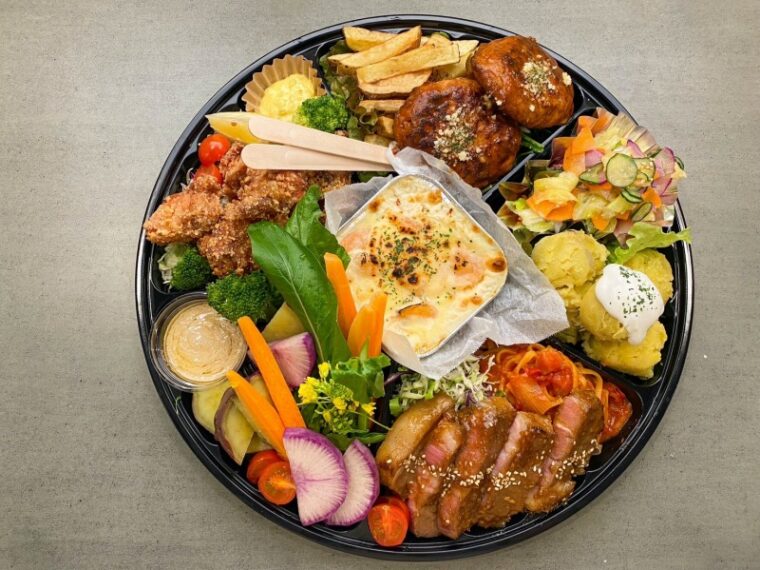 『ファミリーオードブル』（Sサイズ2～3名用4,800円）、（Mサイズ4～5名用9,600円）