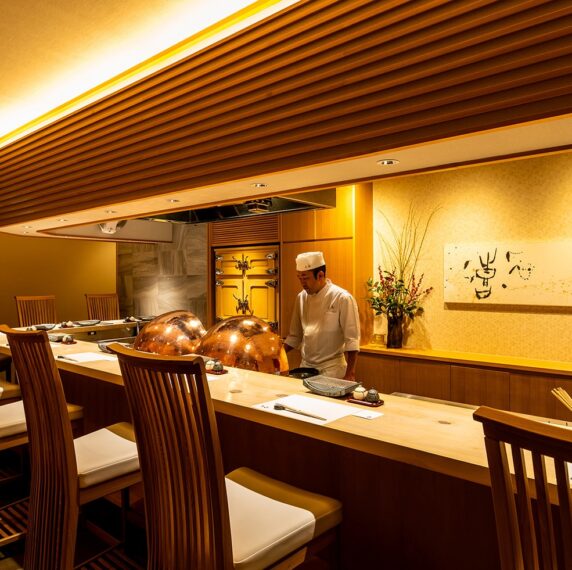 高級感あふれる特別な空間。ライブ感を楽しめるカウンター席の利用を推奨。接待利用などにも最適な、プライベート感を大切にした個室もある